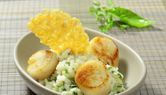 Saint-Jacques de Norvège rôties et risotto aux herbes
