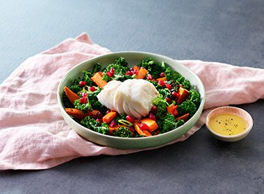 Cabillaud poché sur un lit de patates douces et de chou frisé