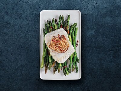 Skrei norvégien sur un lit d’asperges