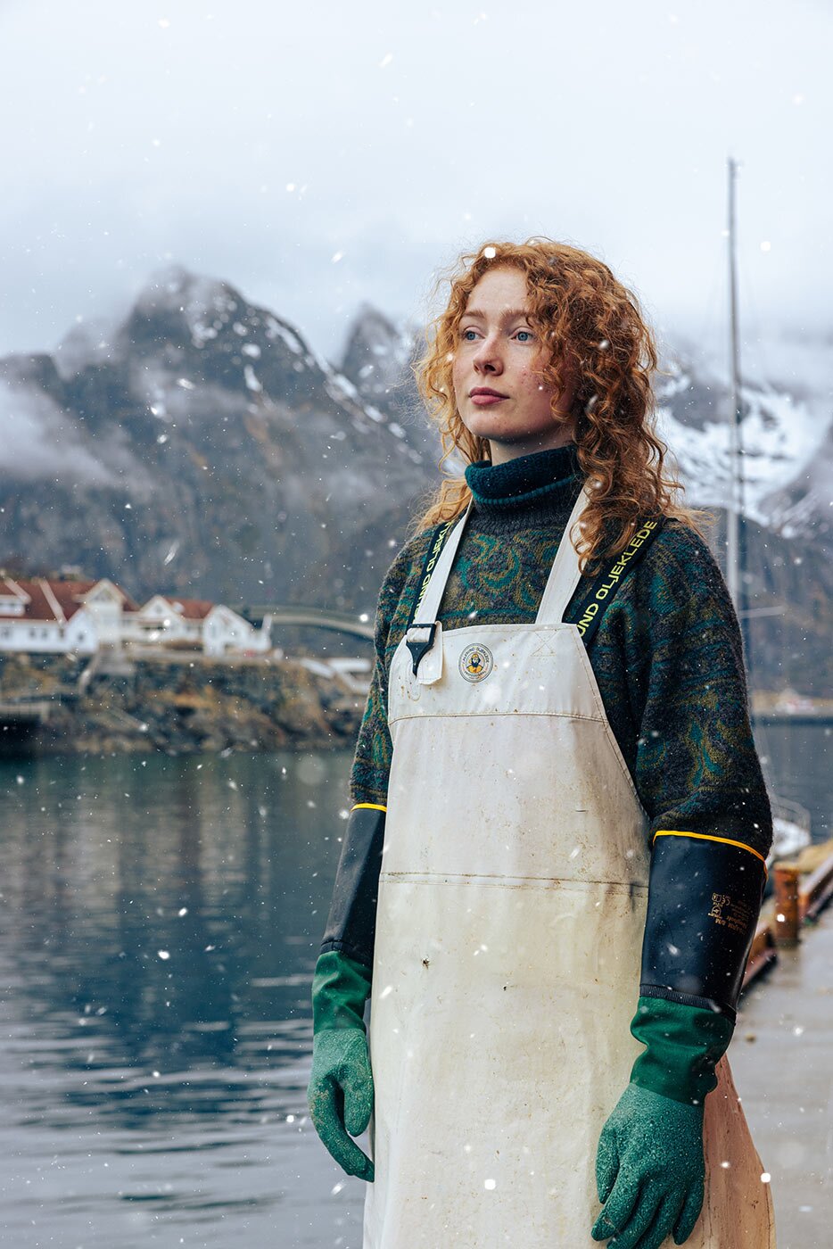 Pêcheuse regardant la mer