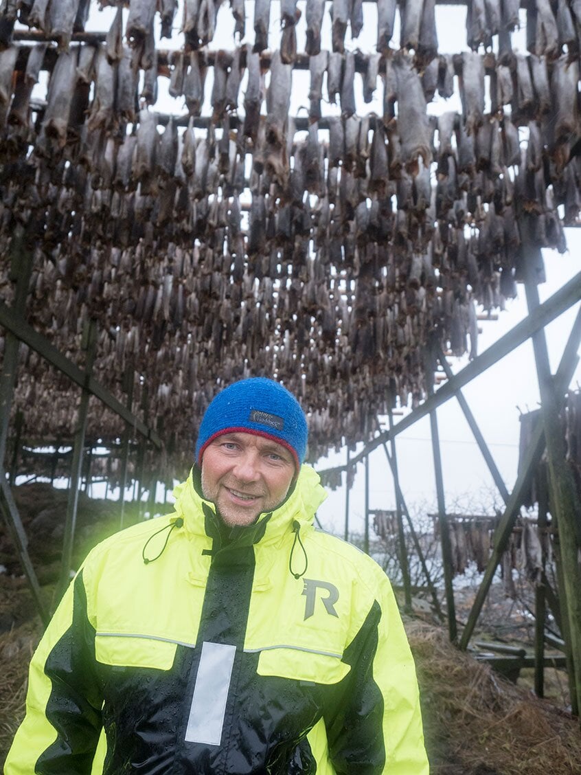 Pettersen sous un séchoir pour stockfish