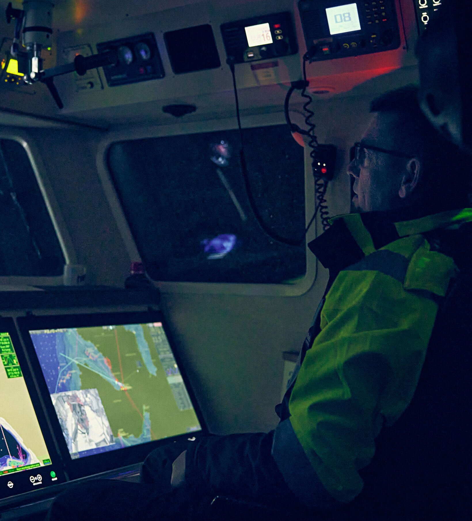 Homme sur un bateau de pêche