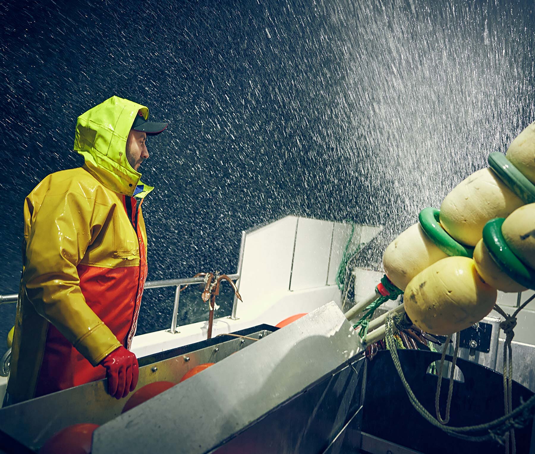 homme sur un bateau de pêche en pleine tempête